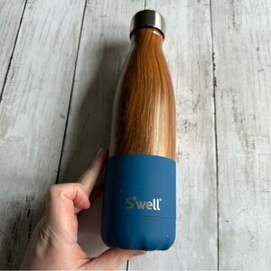 PREOWNED SWELL BOTTLE 17 OUNCE BLUE AND WOODGRAIN PRINT WITH LID